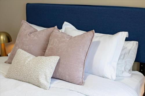 Postel nebo postele na pokoji v ubytování Cozy Oasis Home IU 9min l Downtown 8min l 4beds l 2 1l2 bath