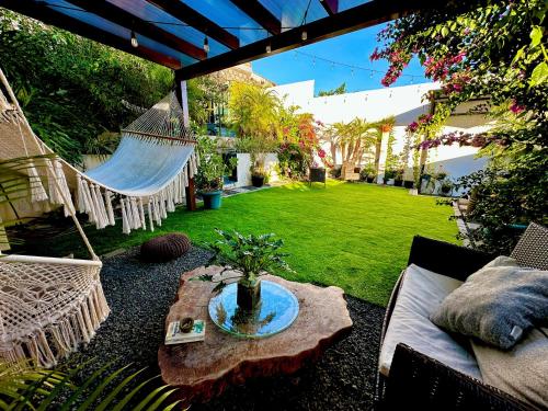 a backyard with a hammock and a hammock swing at Airport Traveler's home. in Alajuela