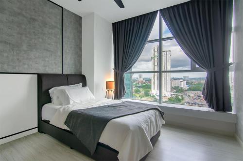 - une chambre avec un lit et une grande fenêtre dans l'établissement A Cozy & Lovely High-Floor 3BR Suite City Views, à Johor Bahru