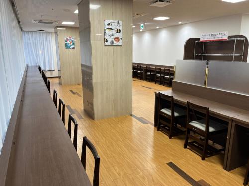 pokój z rzędem stołów i krzeseł w obiekcie Hotel Alpha-One Kashiwazaki w mieście Kashiwazaki