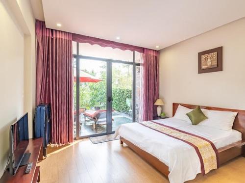 1 dormitorio con 1 cama y puerta corredera de cristal en Bách Thanh Villa C15 - FLAMINGO ĐẠI LẢI, en Phúc Yên
