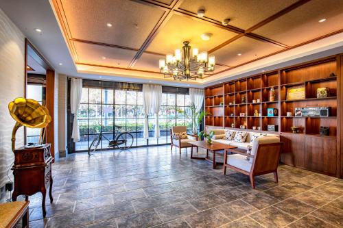 a dining room with a table and chairs and a chandelier at Nostalgia S Hotel Kunming Old Street 时光漫步S酒店 昆明火车北站穿心鼓楼地铁站店 Free fresh ground coffee,Free laundry service in Kunming