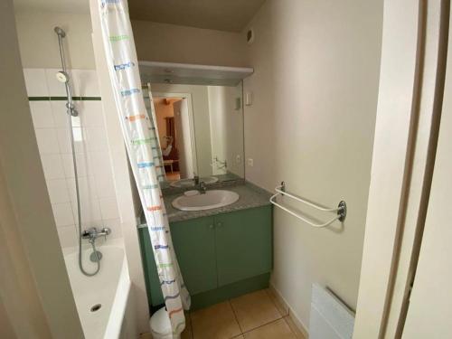 une salle de bain avec un lavabo et un miroir dans l'établissement Maison 2 chambres avec terrasse et parking près forêt, plage et pistes cyclables à Saint-Jean-de-Monts - FR-1-323-522, à Saint-Jean-de-Monts