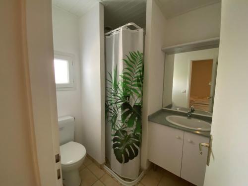 une salle de bain avec toilettes et lavabo dans l'établissement Maison spacieuse au cœur de la verdure, proche de la forêt, idéale pour familles et cyclistes - FR-1-323-520, à Saint-Jean-de-Monts