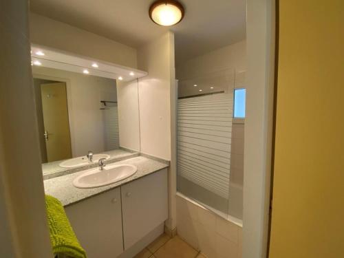 une salle de bain avec un lavabo et un grand miroir dans l'établissement Maison proche forêt, 2 chambres, terrasse et parking - 6 personnes, St Jean de Monts - FR-1-323-523, à Saint-Jean-de-Monts
