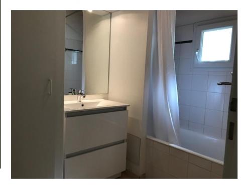 une salle de bain blanche avec un lavabo et une douche dans l'établissement Spacieuse maison à Saint Jean de Monts proche forêt avec terrasse, 3 chambres et parking privé - FR-1-323-524, à Saint-Jean-de-Monts