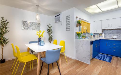 Una cocina y un comedor con una mesa y sillas amarillas. en Retro House on the River !, en Three Rivers