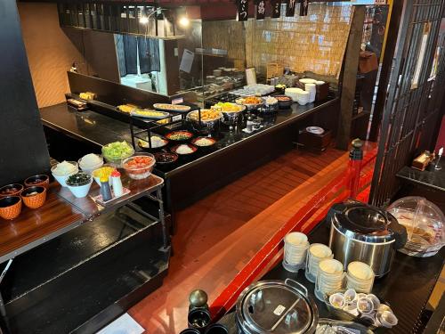 un buffet avec de nombreux types de nourriture différents dans l'établissement Hotel Alpha-One Akita, à Akita
