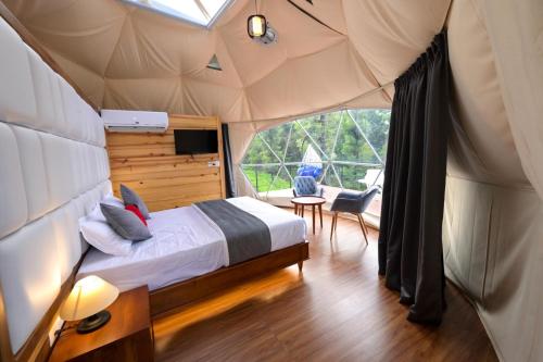 - une chambre avec un lit dans une tente dans l'établissement Vythiri Tea valley, à Vythiri