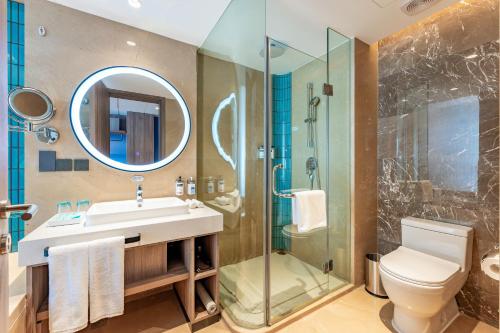 y baño con lavabo, ducha y aseo. en Holiday Inn Express Beijing Conference Center, an IHG Hotel, en Beijing