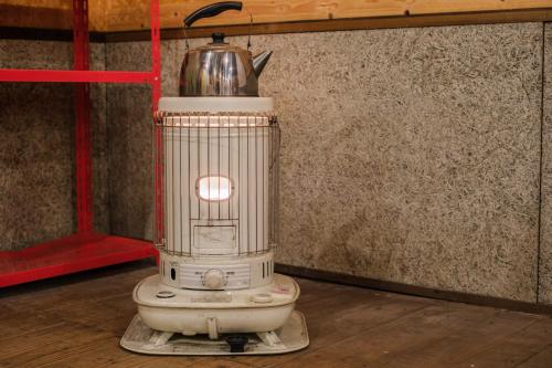 a blender with a tea kettle on top of it at Stone Lodge 小樽 in Kita-hamachō