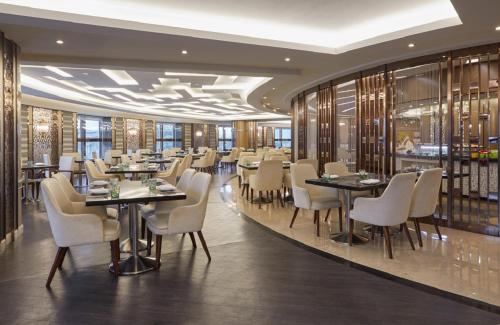 Un restaurante o sitio para comer en Four Points by Sheraton Shenzhen