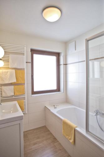 Un baño de Alphotel Mittersill