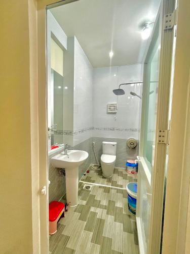a bathroom with a sink and a toilet at Cherry Homestay - Hoàng Đế motel in Chau Doc