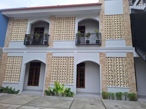 fachada de un edificio con balcones y ventanas en Say Villa, en Kejayan