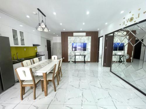 - une cuisine et une salle à manger avec une table et des chaises dans l'établissement Nha Trang Ocean View Apartment, à Nha Trang