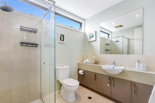een badkamer met een toilet, een wastafel en een douche bij Quirky, Spacious & Sophisticated 2-Bed in St Kilda in Melbourne