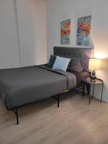 מיטה או מיטות בחדר ב-629 Lofts 806 - A KCM Property