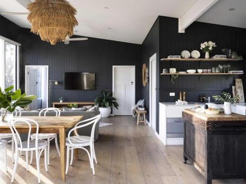 une cuisine avec une table en bois et une salle à manger dans l'établissement Jamberoo Valley Farm, à Jamberoo