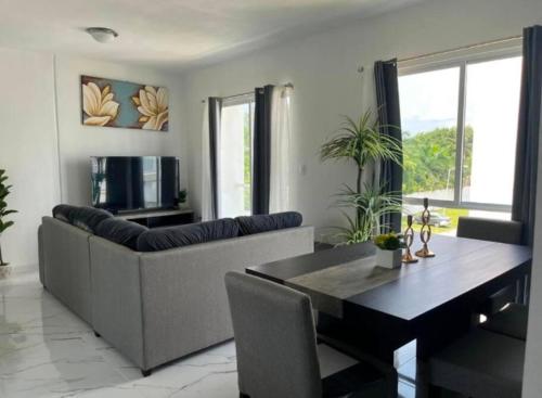 阿卡普爾科的住宿－Acapulco Lux，客厅配有沙发和桌子