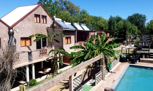 una casa con piscina al lado de una casa en Complejo Viri Viri - Gualeguaychú en Gualeguaychú