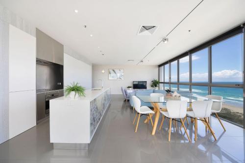 uma cozinha e sala de jantar com vista para o oceano em ULTIQA Air On Broadbeach em Gold Coast