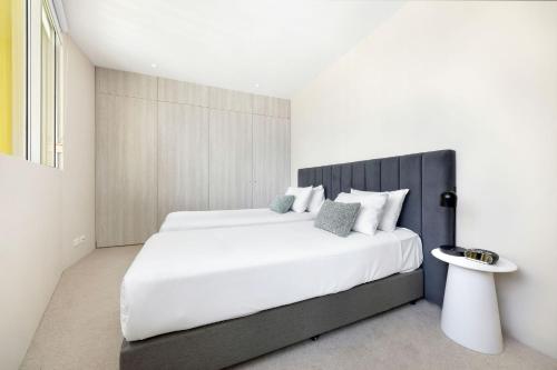 Ein Bett oder Betten in einem Zimmer der Unterkunft ULTIQA Air On Broadbeach