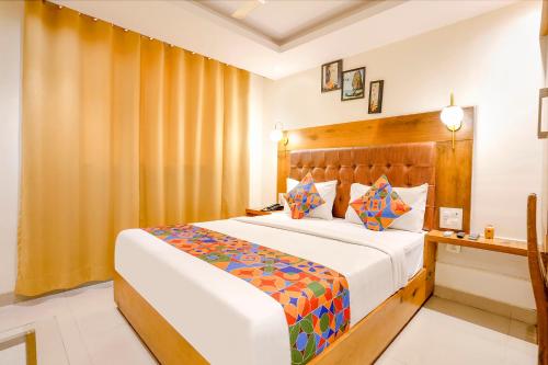 Habitación de hotel con cama y escritorio en FabHotel Anam International, en Bombay