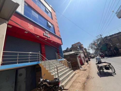 ein Motorrad, das vor einem Gebäude geparkt ist in der Unterkunft OYO Hotel Shivay in Varanasi