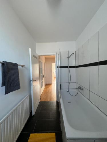 y baño con bañera y ducha. en Lichtdurchflutete 82m2-Wohnung - 2 Schlafzimmer - im Zentrum Hagens en Hagen