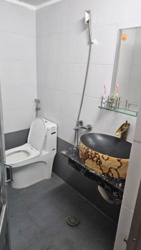 La salle de bains est pourvue d'un lavabo et de toilettes. dans l'établissement Homstay Lynh Lynh Phú Yên, à Liên Trì (3)