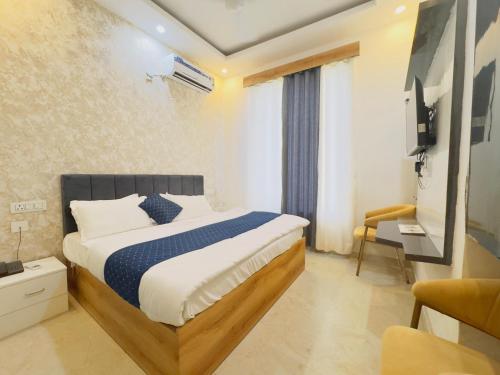 een slaapkamer met een bed en een bureau. bij Aa Hotels & Resorts Chandigarh Zirakpur in Zirakpur