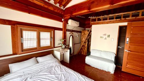 sypialnia z łóżkiem i oknem w obiekcie Hanji Gguljam w mieście Jeonju