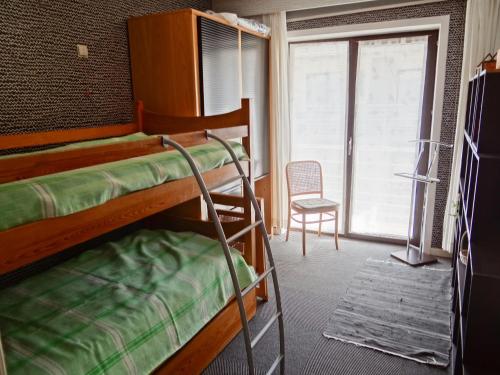 Pokój z 2 łóżkami piętrowymi i krzesłem w obiekcie Sirenuse I 0404 with beautiful sea view w mieście Nieuwpoort