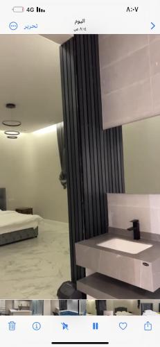 uma casa de banho com um lavatório e uma cama num quarto em سي بريز em Quţuf al Mişrī