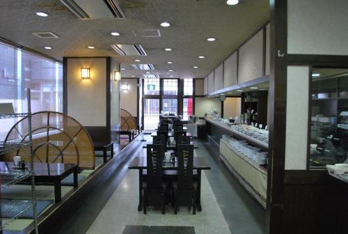 un restaurante con mesas y sillas en una habitación en Hotel Alpha-One Nagaoka, en Nagaoka