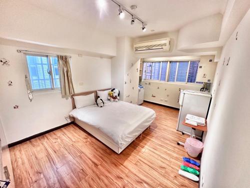 un dormitorio con una cama y un perro sentado en ella en Jacky's House Ximen en Taipéi