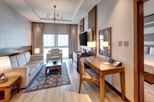 Metropolitan Hotel Dubai Image