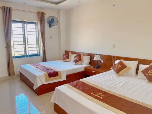 pokój hotelowy z 2 łóżkami i oknem w obiekcie SAO MAI Dien Chau Hotel w mieście Diễn Châu