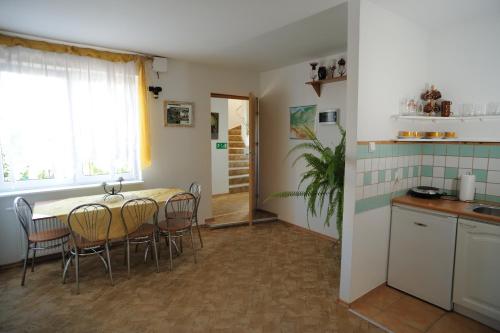 een keuken en eetkamer met een tafel en stoelen bij Villa Pan Tadeusz in Gdańsk