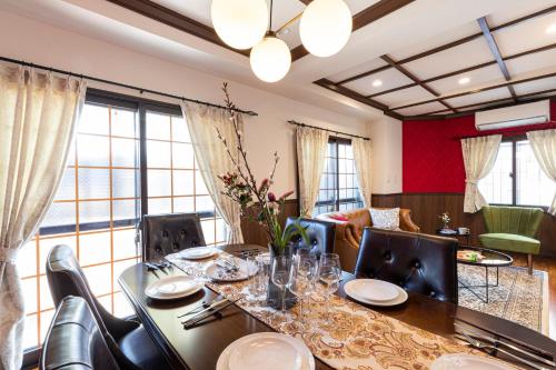 una sala da pranzo con tavolo e sedie di IROHA STAY HANEDA a Tokyo