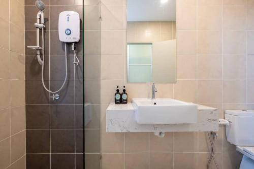 une salle de bain avec lavabo et douche dans l'établissement The Mark Cheras by Feel Home, à Kuala Lumpur