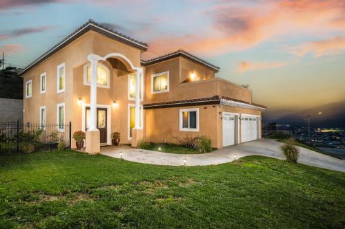 Fotografie z fotogalerie ubytování Luxurious Estate w/ Heated Pool and Amazing Views v destinaci San Bernardino