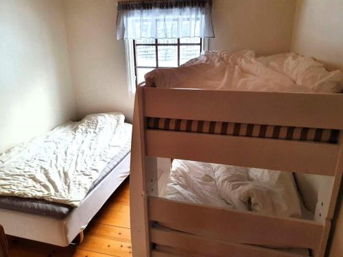 1 dormitorio pequeño con 1 litera y 1 litera en Holiday home JÄDRAÅS, en Jädraås