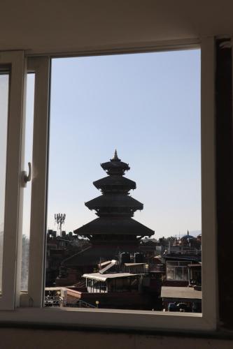una ventana con vistas a una pagoda en una ciudad en SN Guest House en Bhaktapur