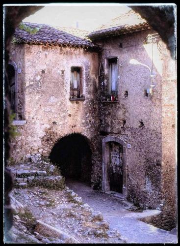 an old stone building with a door and a tunnel at Tre metr sopra il cielo '' GiraSoli'' in Felitto