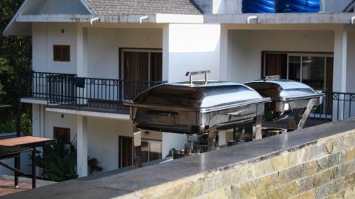 due griglie per barbecue in cima a un edificio di Pakoid Cottages a Idukki