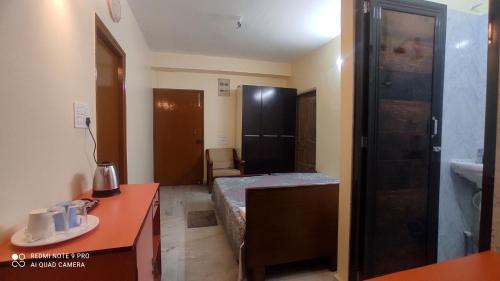 um pequeno quarto com uma casa de banho com um balcão e um lavatório em The Tulip Touch for Couples. em Calcutá
