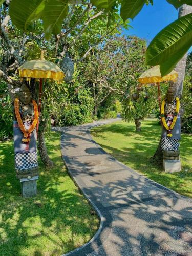 Taman di luar Bayshore Villa