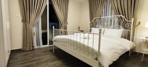 Ένα ή περισσότερα κρεβάτια σε δωμάτιο στο The Boutique Hotel Amman